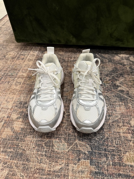 Nike V2K Run sneakers in white and silver - Picture 3 of 5